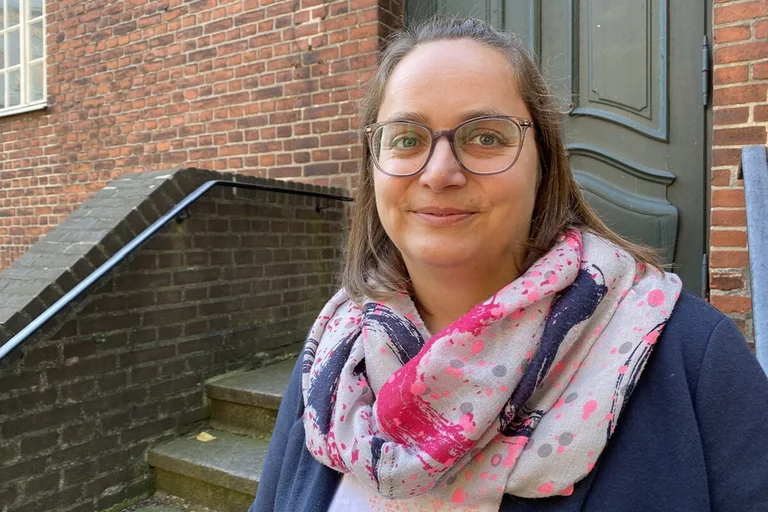 Frau steht vor einer Tür