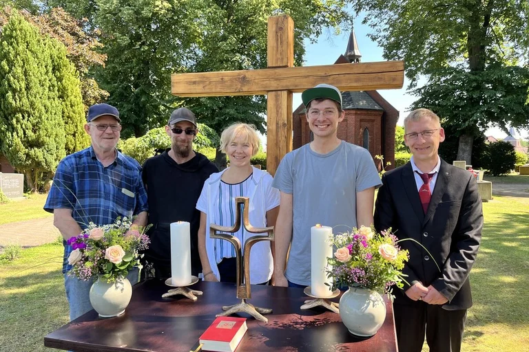 Eine Gruppe von Menschen vor einer Kapelle