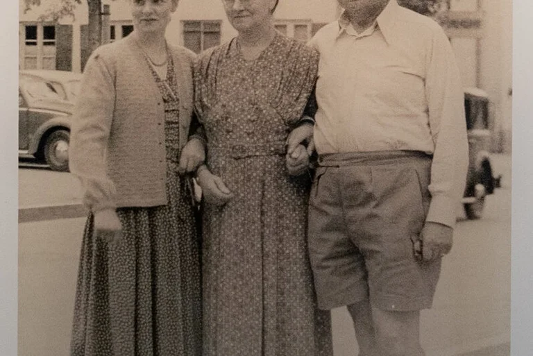 Ein altes Bild mit drei Personen