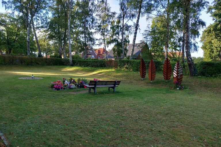 Urnenfeld mit Blumen und Namensblättern