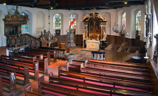 Blick von der Empore durch den Innenraum