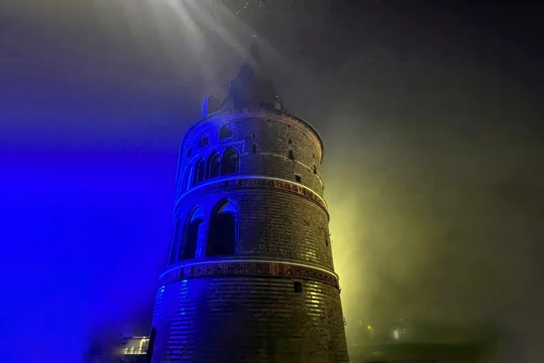 Das Holstentor bei Dunkelheit. 