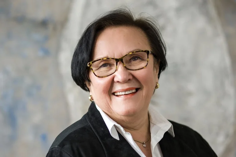 Eine Frau blickt in die Kamera.