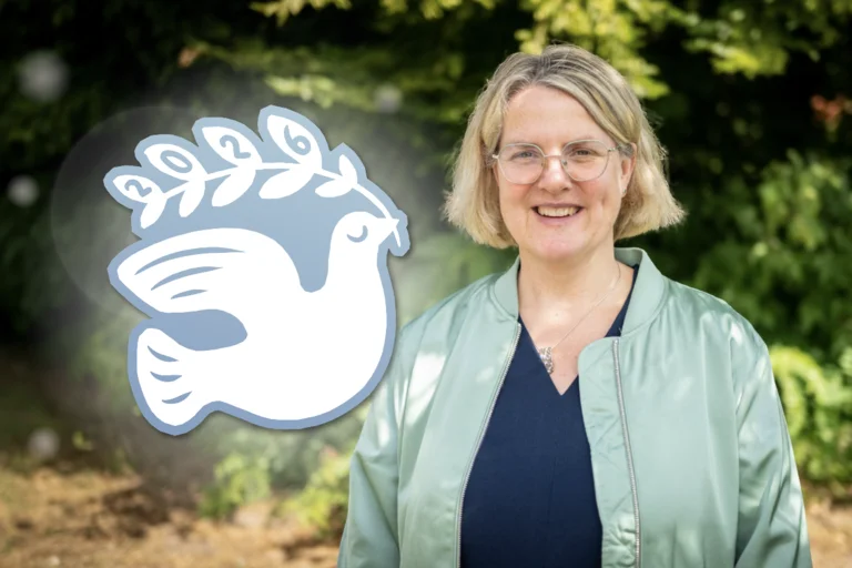 Eine Frau mit einer virtuellen Friedenstaube
