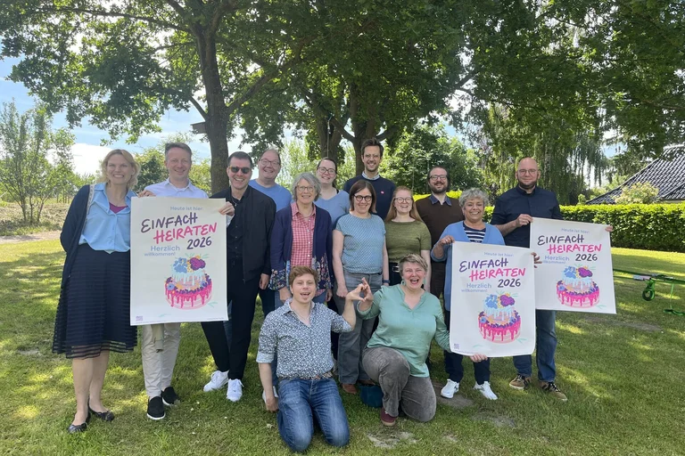 Gruppenfoto im freien mit vielen fröhlichen Menschen