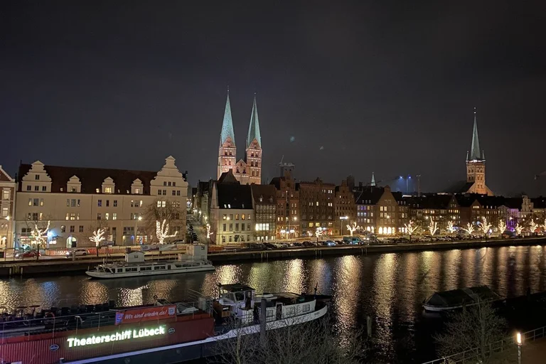 Die Skyline der Lübecker Altstadt im Dunkeln 