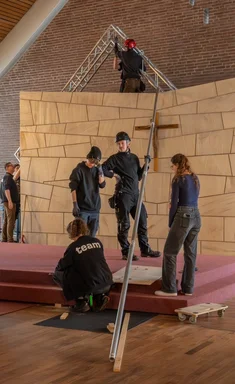 Menschen in einer Kirche 