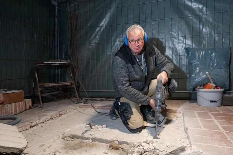 Ein Mann schaut auf eine Baustelle