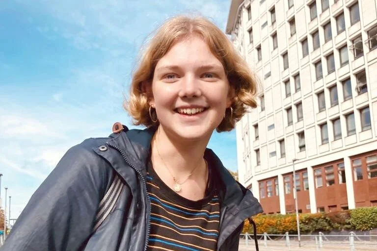 Eine junge Frau schaut in die Kamera