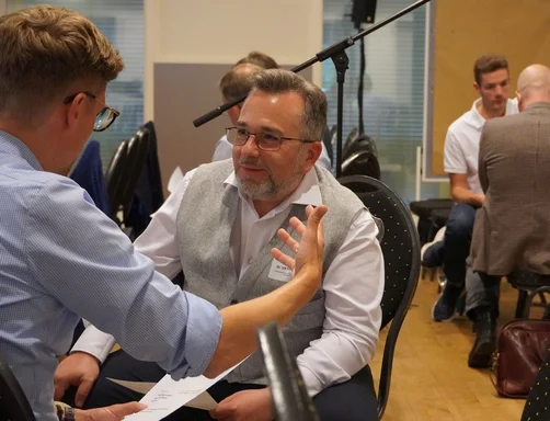 Zwei Männer unterhalten sich angeregt.