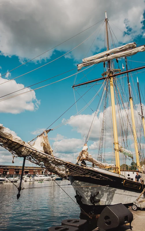 Segelschiff im Hafen