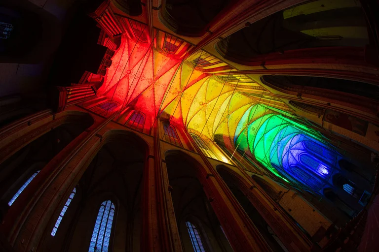 Blick in eine bunt illuminierte Kirche
