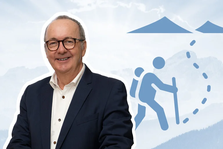 Ein Mann lächelt in die Kamera