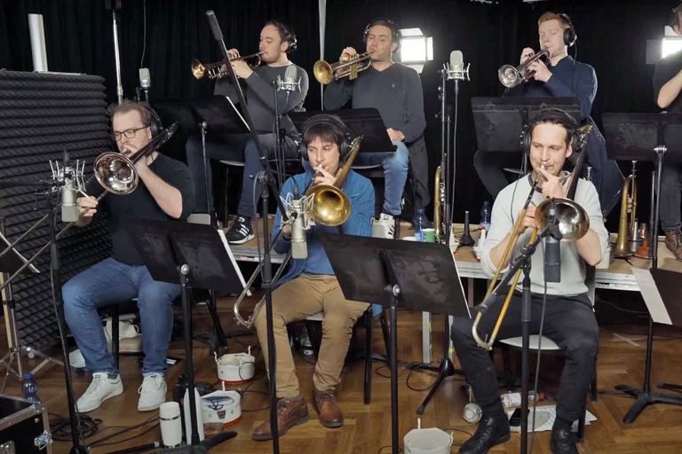 Bläser spielen in einem Studio