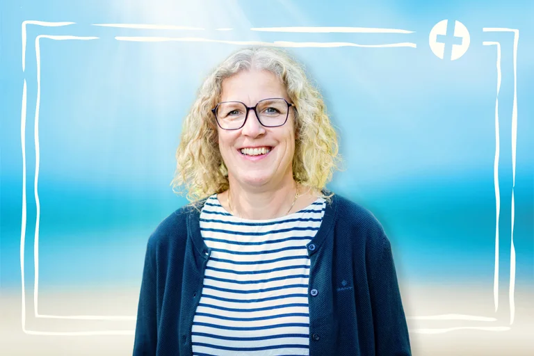 Eine Frau lächelt in die Kamera