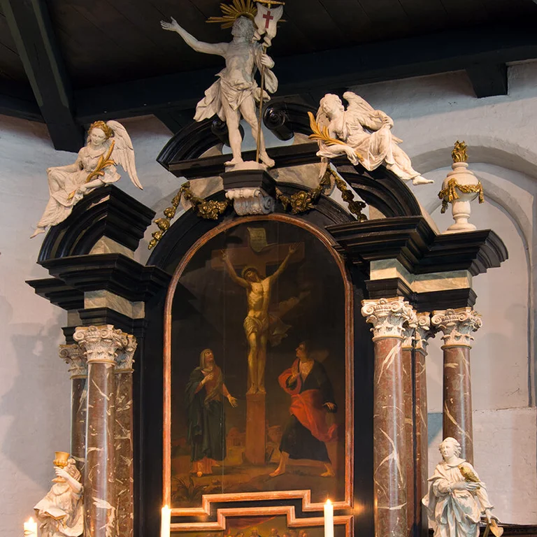 Altar mit Abendmahls-Predella, Kreuzigungs-Zentralgemälde und oben Figur des Auferstandenen, Engel auf Architraven und an Säulen
