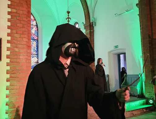 Schauspieler in einer Kirche