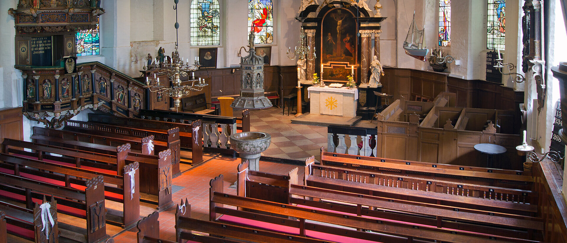 Blick von der Empore durch den Innenraum