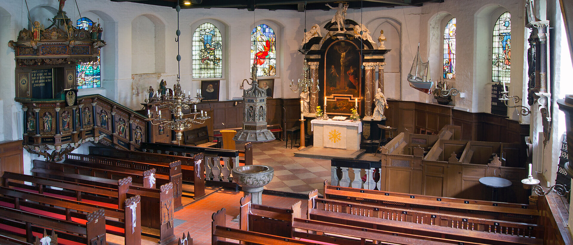 Blick von der Empore durch den Innenraum